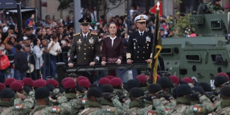 Desfilan Fuerzas Armadas ante Sheinbaum