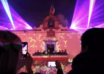 Colorida celebración de las fiestas patrias