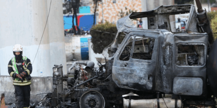 Van 25 muertos por la explosión de una pipa de gas en Iztapalapa