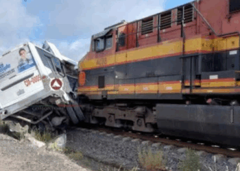 Choque entre tren y autobús de pasajeros deja cinco muertos en Guanajuato