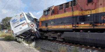 Choque entre tren y autobús de pasajeros deja cinco muertos en Guanajuato