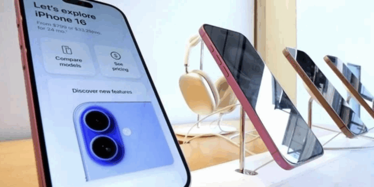 Subiría precio de iPhone pese a librar aranceles