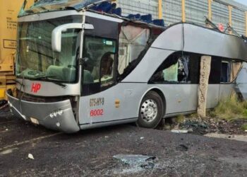 Autobús se impacta contra tren en Atlacomulco