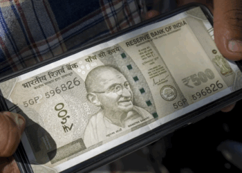 Rupia, en mínimo histórico por la doble presión de EU