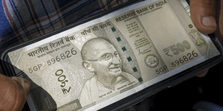 Rupia, en mínimo histórico por la doble presión de EU