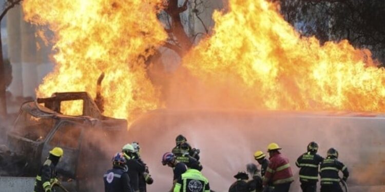 Suman 10 muertos por explosión de pipa en Iztapalapa