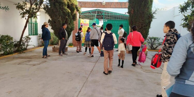 Entre lágrimas, nervios y emoción: Querétaro volvió a clases con 356 mil estudiantes