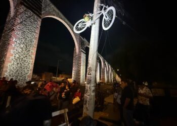Colocan bici blanca por ciclista fallecido en Avenida de los Arcos