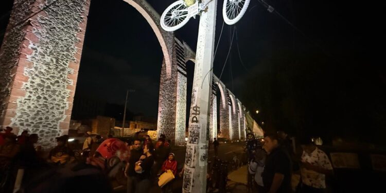 Colocan bici blanca por ciclista fallecido en Avenida de los Arcos