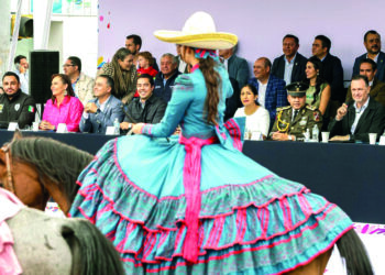 Colorida celebración de las fiestas patrias