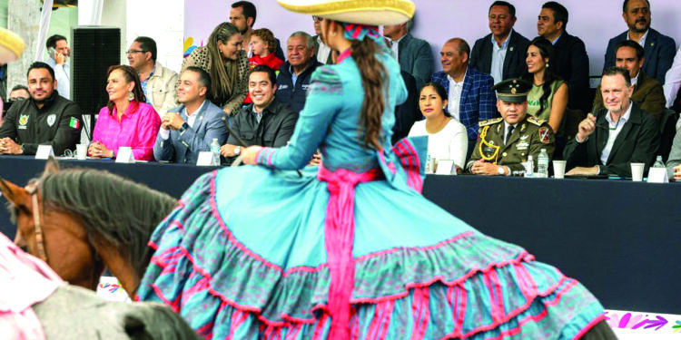Colorida celebración de las fiestas patrias