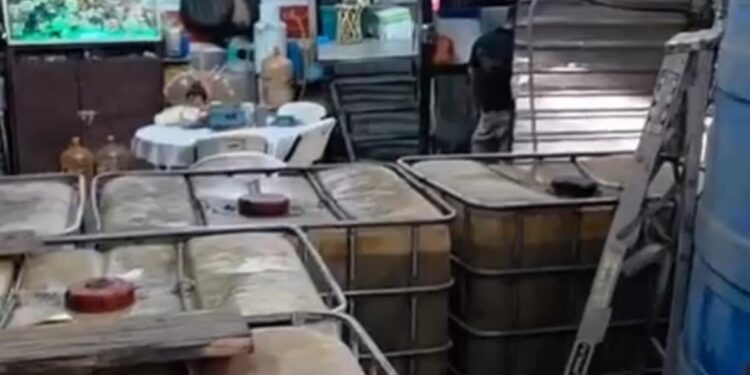 Revientan autoridades bodega de huachicol