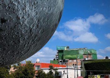 Causa gran expectación la  exposición de la Luna