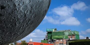 Causa gran expectación la  exposición de la Luna