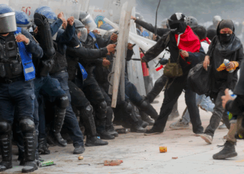 Hay 16 policías hospitalizados tras violencia en marcha del 2 de octubre en CDMX