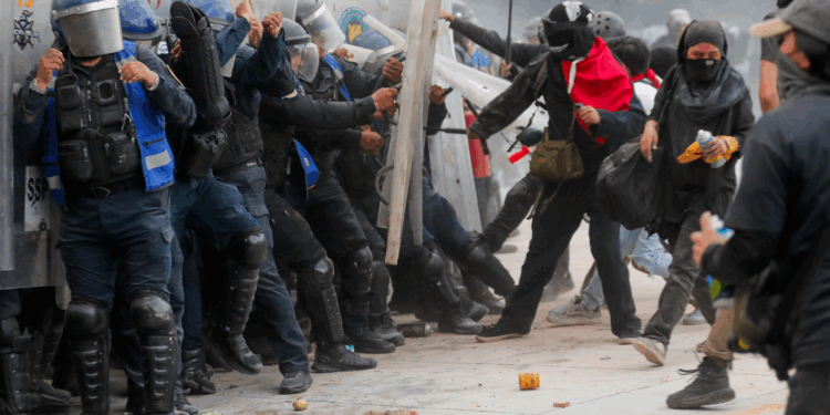 Hay 16 policías hospitalizados tras violencia en marcha del 2 de octubre en CDMX