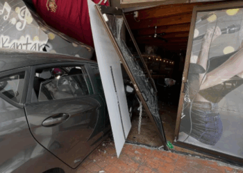 Choca vehículo contra Karaoke 