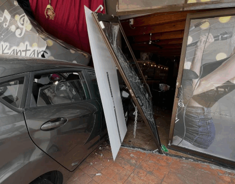 Choca vehículo contra Karaoke 