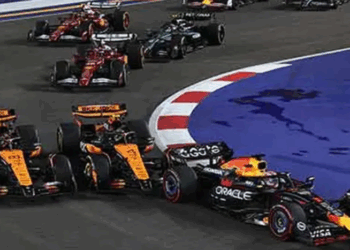 George Russell triunfa en Singapur sobre Verstappen y McLaren