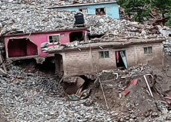 Suman 44 muertos por lluvias