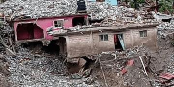 Suman 44 muertos por lluvias