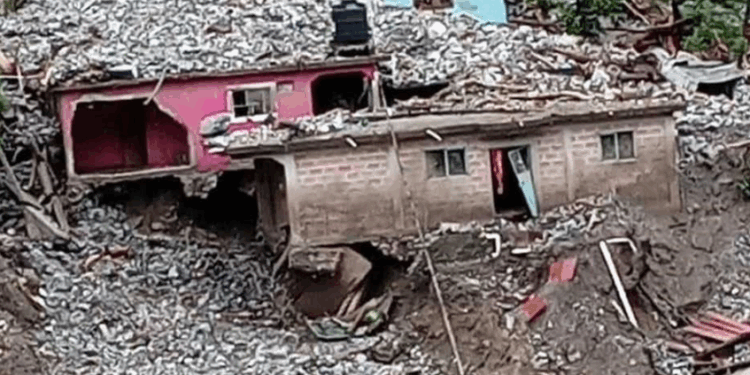 Suman 44 muertos por lluvias