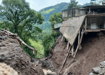 Asciende a 64 muertos por lluvias