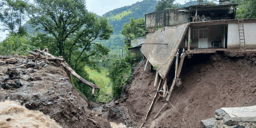 Asciende a 64 muertos por lluvias