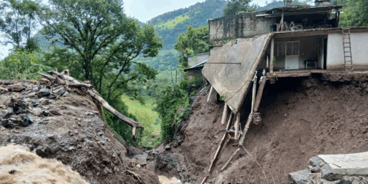 Asciende a 64 muertos por lluvias
