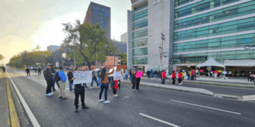 Trabajadores del SAT inician con paro de “brazos caídos”