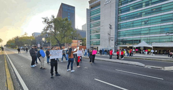 Trabajadores del SAT inician con paro de “brazos caídos”