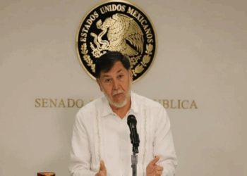 Emirates Airlines regalará vuelo a Noroña; pide licencia para viajar