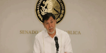 Emirates Airlines regalará vuelo a Noroña; pide licencia para viajar