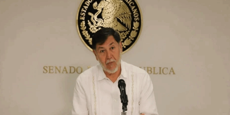 Emirates Airlines regalará vuelo a Noroña; pide licencia para viajar