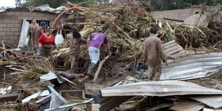 Sube a 78 número de muertes por lluvias