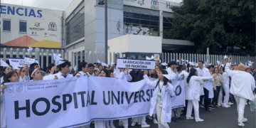Estudiantes de Medicina UAQ demandan antiguo Hospital General