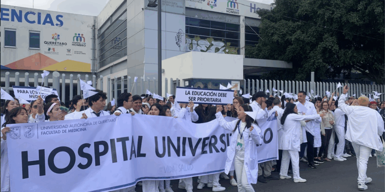 Estudiantes de Medicina UAQ demandan antiguo Hospital General