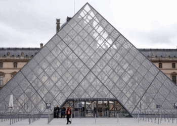 Detienen a dos sospechosos por robo al Museo del Louvre