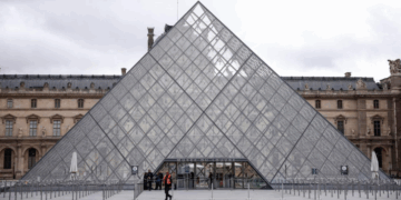 Detienen a dos sospechosos por robo al Museo del Louvre