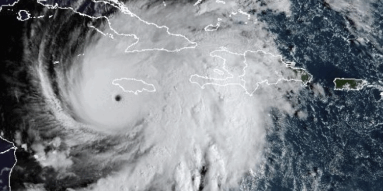 El huracán Melissa, más fuerte que Katrina, se acerca a Jamaica