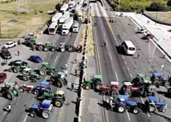 Protesta de productores de maíz: Cierran con cadenas la Segob y hay bloqueos carreteros