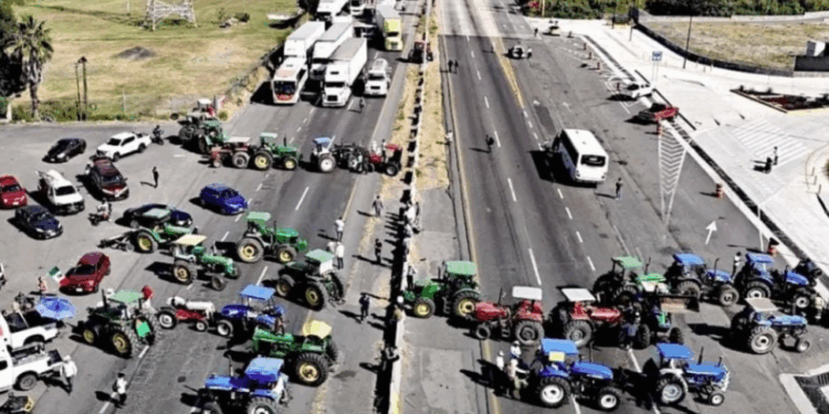 Protesta de productores de maíz: Cierran con cadenas la Segob y hay bloqueos carreteros