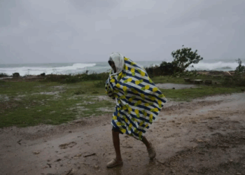 Huracán “Melissa” se debilita sobre Cuba, pero sigue con fuertes lluvias y vientos