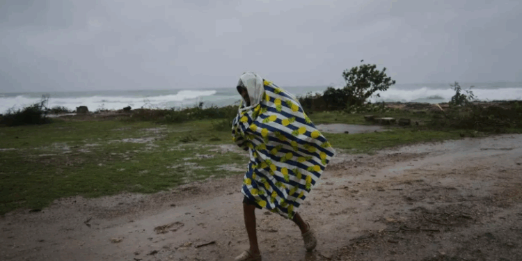 Huracán “Melissa” se debilita sobre Cuba, pero sigue con fuertes lluvias y vientos