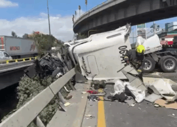 Vuelca tráiler en el circuito exterior mexiquense