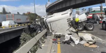 Vuelca tráiler en el circuito exterior mexiquense