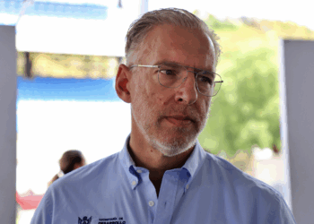 Mitsubishi se va por baja demanda