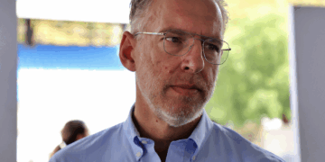 Mitsubishi se va por baja demanda