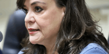 Mitsubishi se va por baja demanda