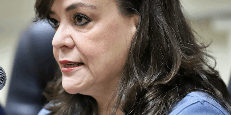 Mitsubishi se va por baja demanda